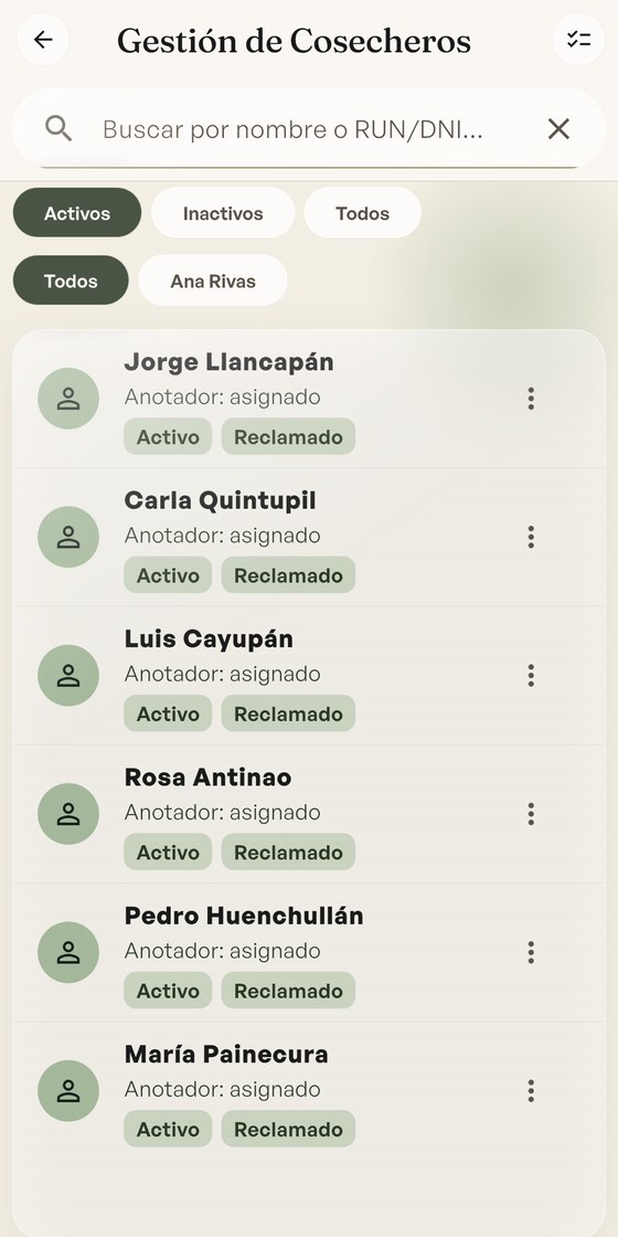 Lista de cosecheros en CosechaHub con su estado activo y credencial reclamada